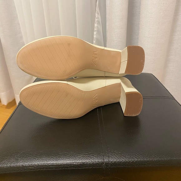 Bought in Paris 2020-brand new, never worn cream booties. - Picture 2 of 4